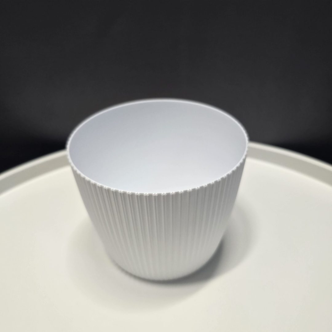 Bordázott műanyag virágkaspó - Fehér