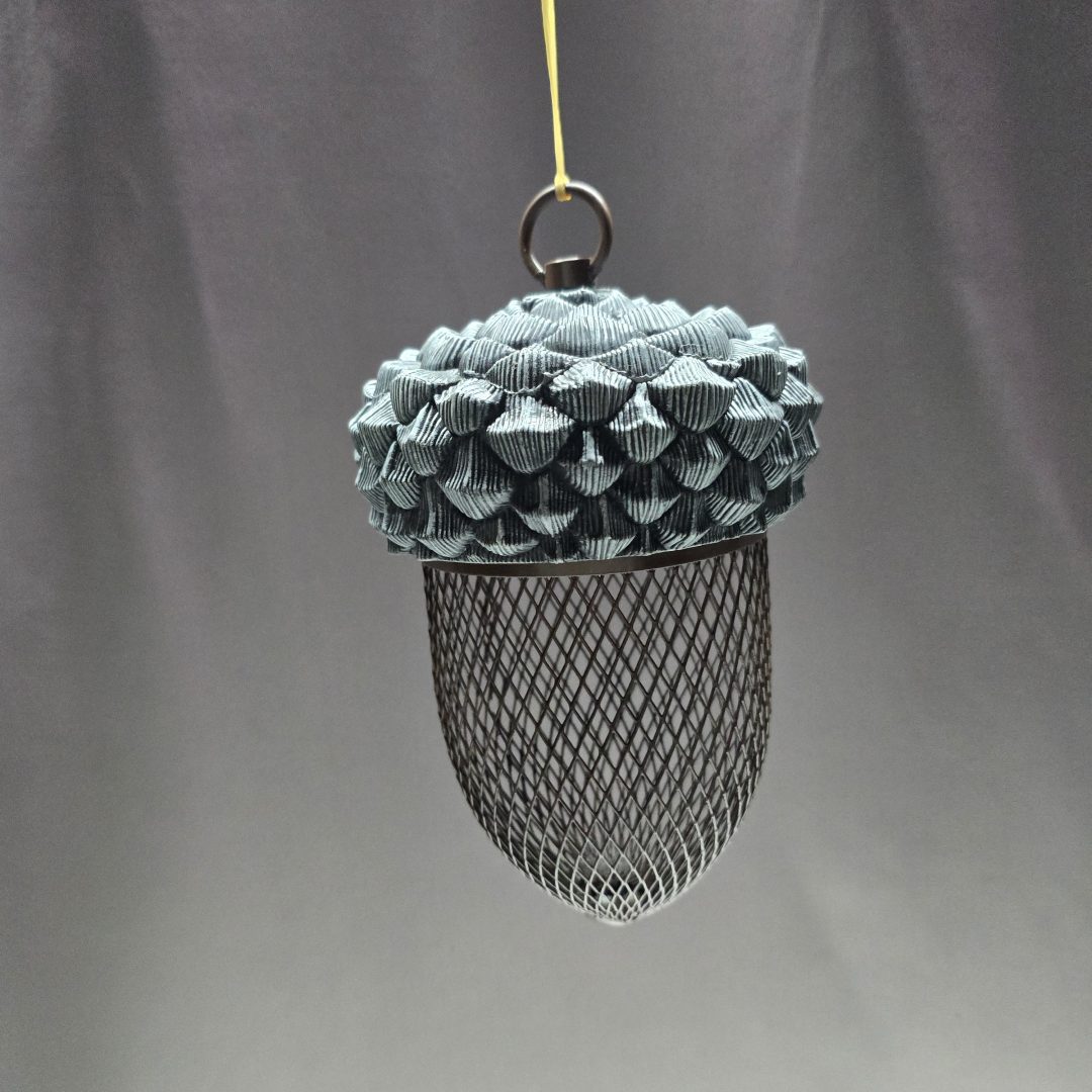 Felakasztható makk alakú madáretető