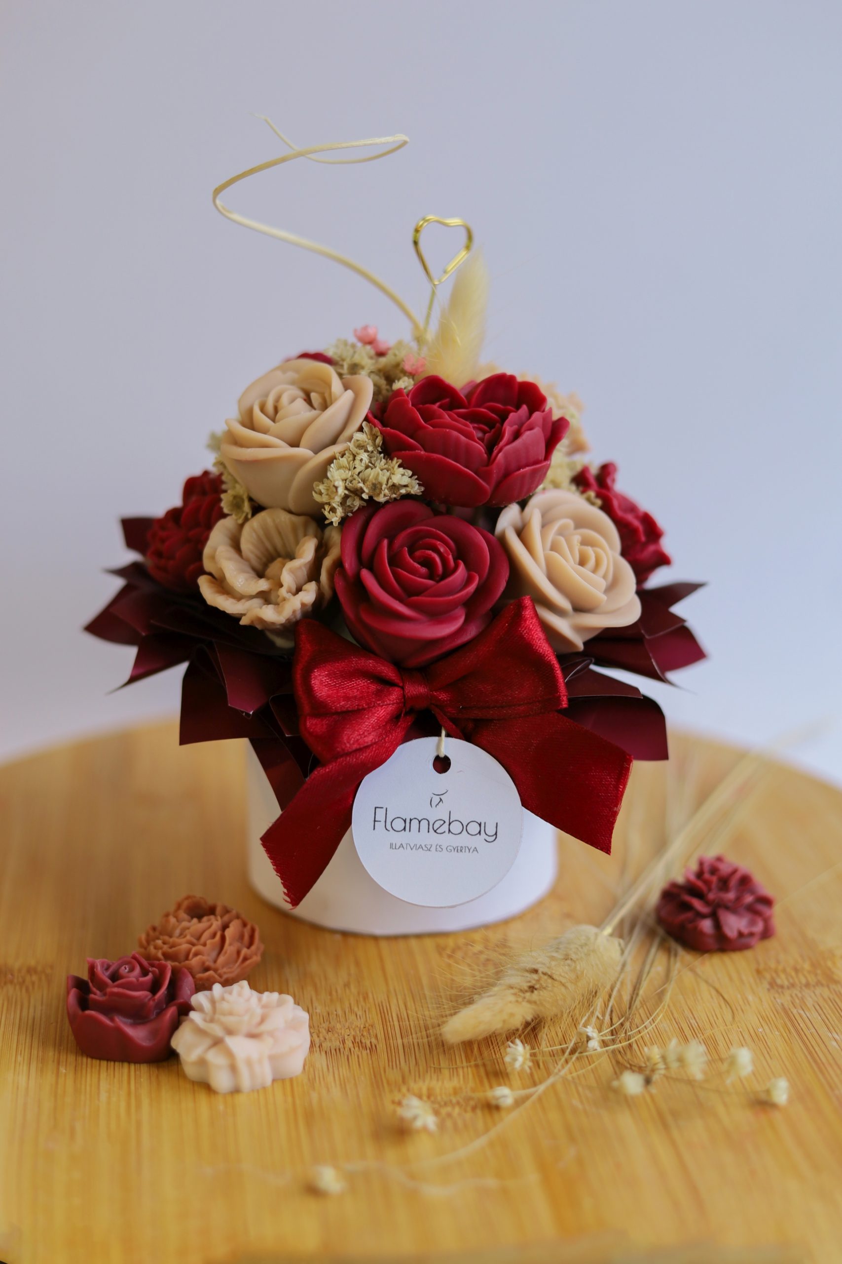 Red box illatviasz csokor mélyvörös virágkompozícióval jázmin illattal